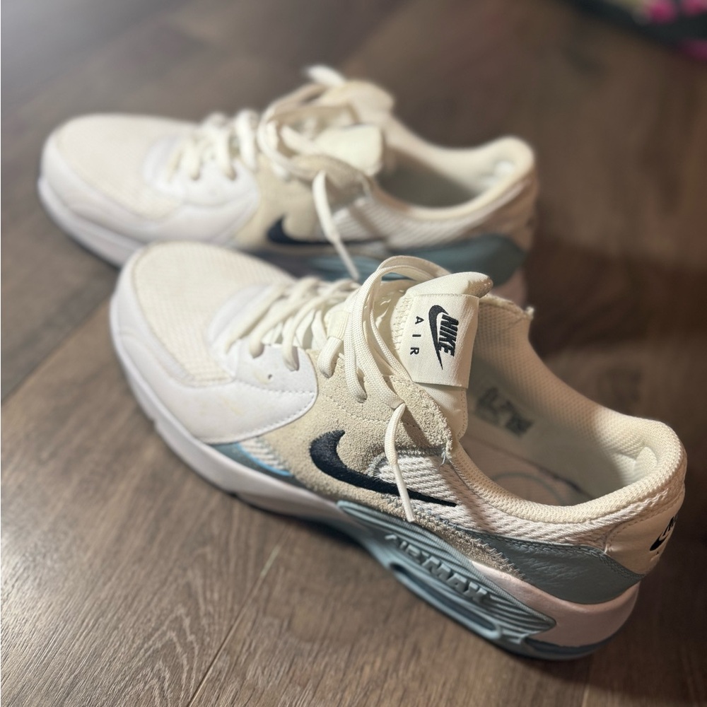Nike Air Max 90 Essential trainers in white and blue
Women’s size 11
new